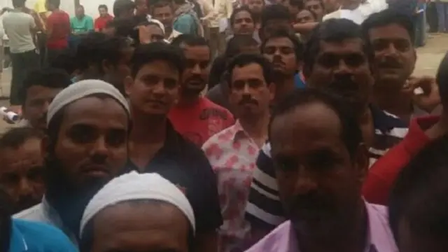 صورة وزعتها القنصلية الهندية في جدة لعمال هنود يصطفون للحصول على معونات