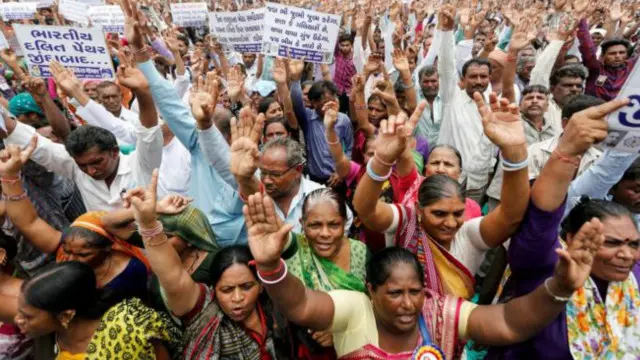 அடக்குமுறைகளை எதிர்த்து போராடும் தலித் சமூகத்தினர் (கோப்புப்  படம்)