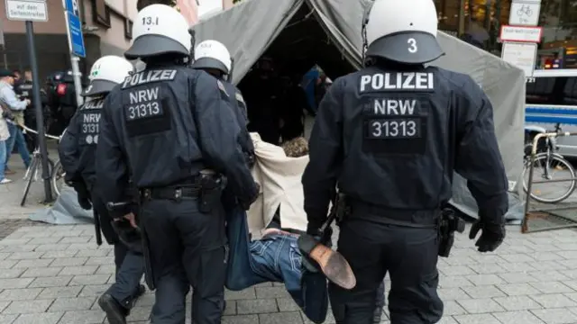 Поліція несе одного з крайньо-правих демонстрантів