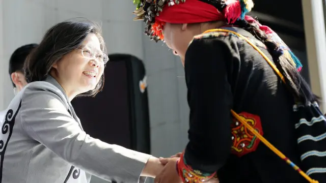 "Selama 400 tahun terakhir, setiap rezim yang berkuasa di Taiwan secara brutal melakukan pelanggaran HAM terhadap masyarakat adat melalui kekuatan militer dan penjarahan tanah," kata Tsai.