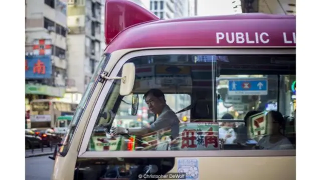 香港的紅色小巴（圖片來源：克里斯托弗·德沃爾夫[Christopher DeWolf]）