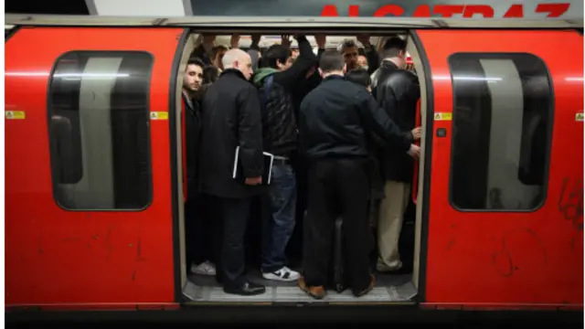 公共交通工具上故意疏遠他人的做法可能有害身心健康。(圖片來源：Getty Images)