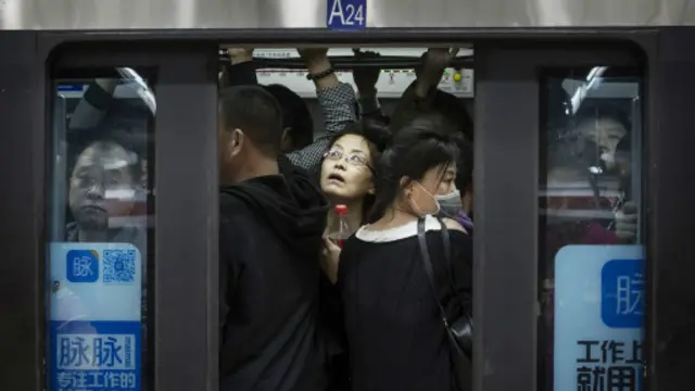 只要跟陌生人說活就能讓通勤中的苦悶心情煙消雲散嗎？(圖片來源：Getty Images)