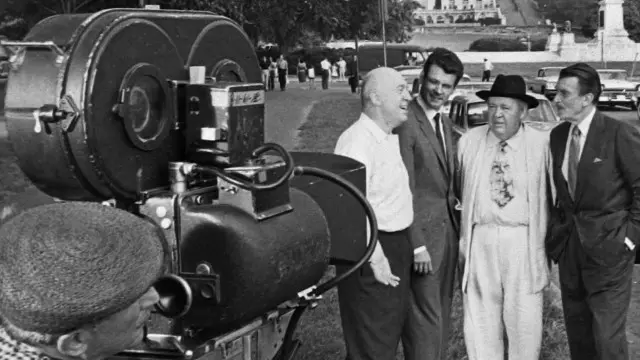 Після успіху "Лори" Отто Премінгер продовжив знімати. На фото він ліворуч - під час роботи над стрічкою "Порада і згода"