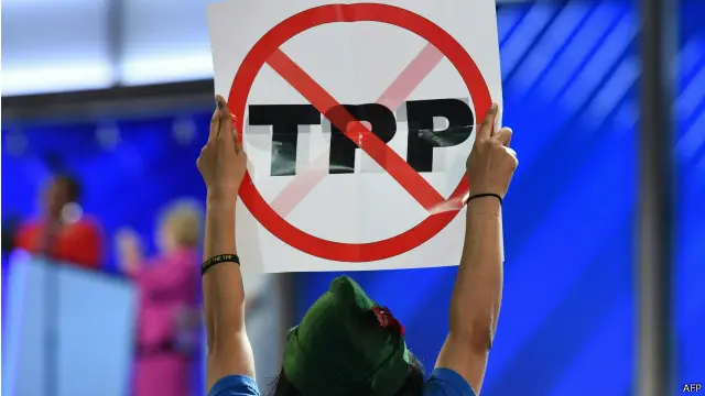 在上周费城的民主党党代会上,许多抗议者高举“不要TPP”的标语。一时间,TPP也成为谷歌趋势中的一个关键热词,表明美国选民对此的关注程度。