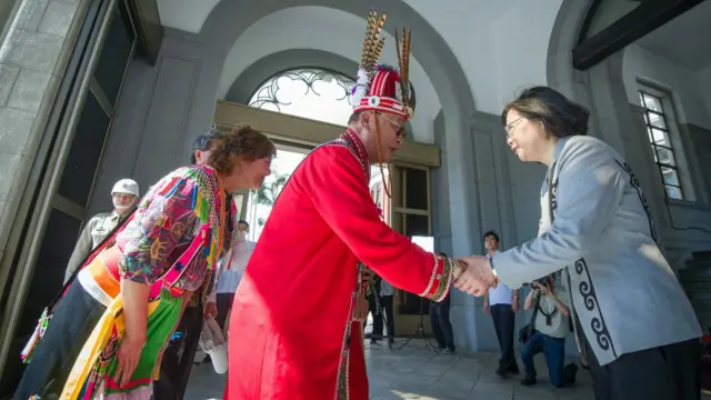 Presiden Taiwan Tsai (kanan), dari Partai Progresif Demokratik, yang berkuasa sejak Januari lalu, adalah pemimpin Taiwan pertama yang memiliki darah campuran suku asli Paiwan.