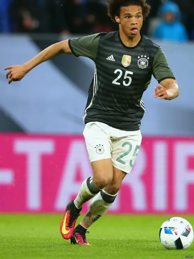 Pada musim lalu, dia mencetak delapan gol bersama klubnya dalam Liga sepak bola Jerman atau Bundesliga.