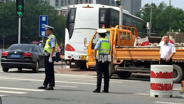 天津二中院外警察指挥交通(原珊珊提供照片2/8/2016)