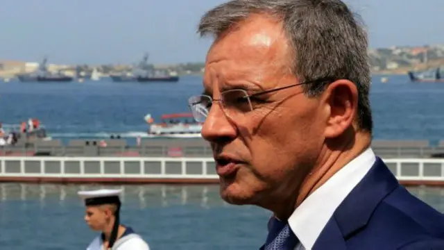 Тьєррі Маріані в минулому був міністром транспорту Франції, а зараз разом із колишнім президентом РЖД Володимиром Якуніним очолює асоціацію "Франко-російський діалог"