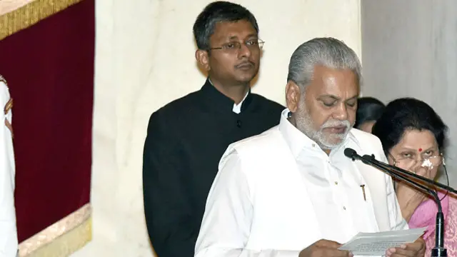 मंत्री पद की शपथ लेते पुरुषोत्तम रूपाला.