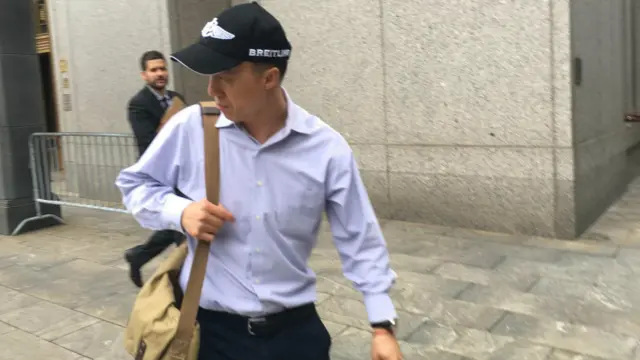 46岁的美国归化公民秦昆山(Kun Shan Chun)试图隐瞒自己和一名中国官员的关系并向其提供情报。8月1日,走出法院的秦昆山被媒体拍到。