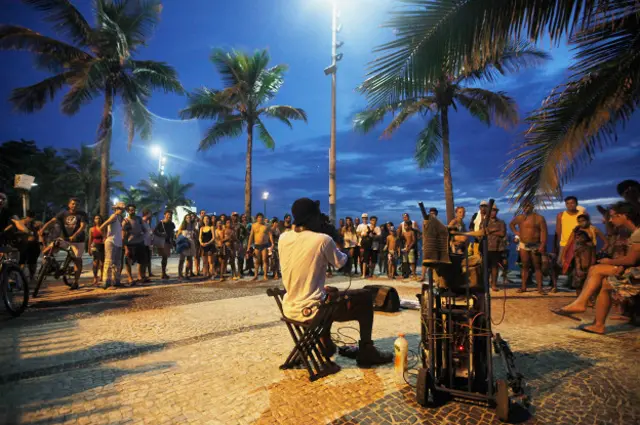 Вуличні музиканти на пляжі Іпанема