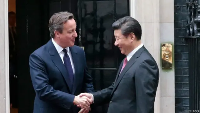 卡梅伦与习近平握手言欢