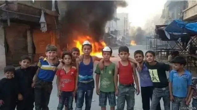 بچے ٹائر جلا کر پائلٹس کی توجہ ہٹانے کی کوشش کرتے ہیں