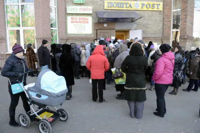 Жінки у черзі за допомогою на дитину. Донецьк, листопад 2014 року
