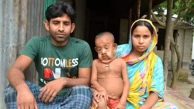 বাবা লাভলু শিকদার আর মা তৃপ্তি খাতুনের সঙ্গে বায়জিদ