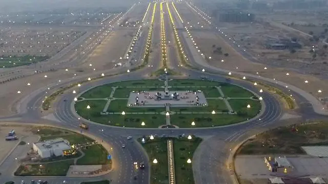 عدالت نے اپنے حکم میں 3015 ایکڑ رقبے پر تا حکمِ ثانی تعمیراتی کام پر پابندی عائد کی ہے۔