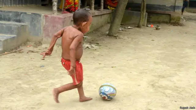 বাড়ীর উঠোনে ফুটবল খেলছে বায়জিদ