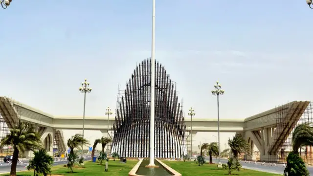 سروے رپورٹ کے مطابق ایم ڈی اے کی جانب سے بحریہ ٹاؤن کراچی میں فراہم کیا جانے والا کل رقبہ 12156 ایکڑ ہے 