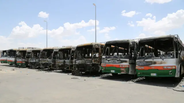 شهود عيان قالوا إن سيارات نقل العمال أحرقت في مكة من طرف المحتجين من العمال الأجانب بسبب تأخر أجورهم