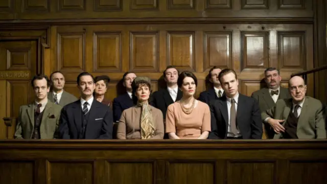 BBC電視劇《查特萊夫人的情人》法庭劇照。12 個男女,或是大學教授,或是無業遊民,或是芭蕾舞女,或是飯館跑堂,一言不發的坐在法庭一角。到最後,陪審團代表一句「有/無罪」,被告的命運就決定了。