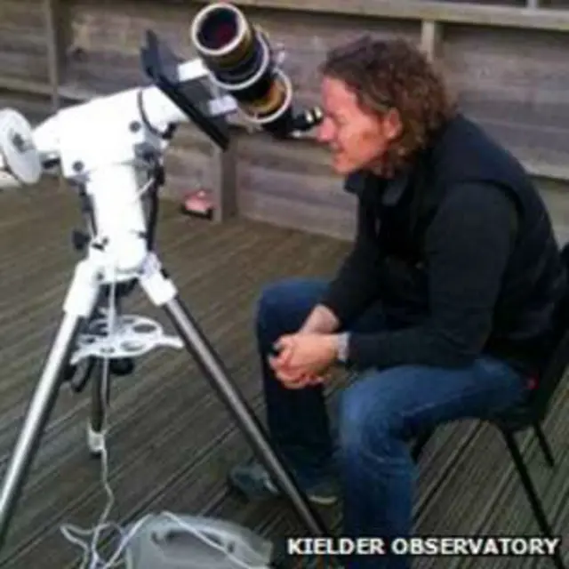 菲尔德斯说，他时常想，如果小时候有师长的呵护引导，家人的理解支持，不知道他今天会做什么。