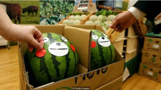 走進日本一些地方的雜貨店,你會發現每條水果貨架上都有微笑著的熊本熊(圖片來源:Getty Images)