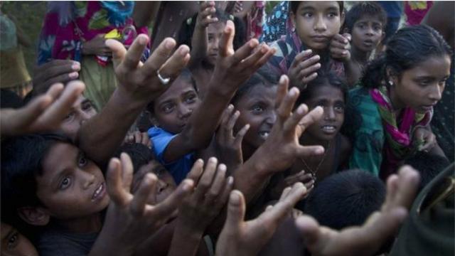 阿薩姆邦洪水災民：兒童正在等待分發食品
