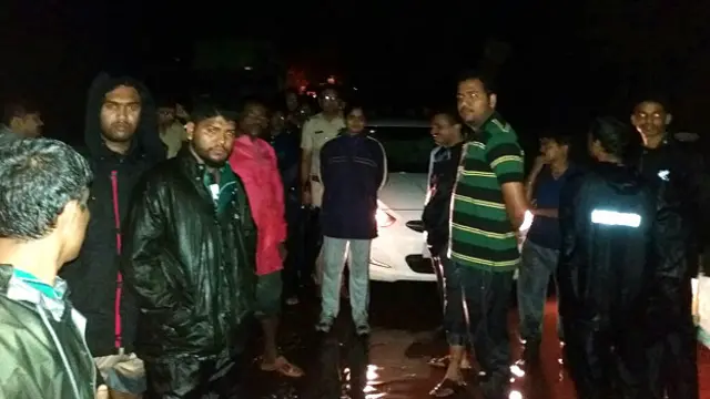 پل بہہ جانے سے ٹریفک متاثر ہوئي ہے