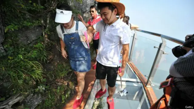 بعض سیاح صرف کنارے کنارے پہاڑ کے سہارے راستہ پار کرنے کا ہی حوصلہ کر پاتے ہیں۔