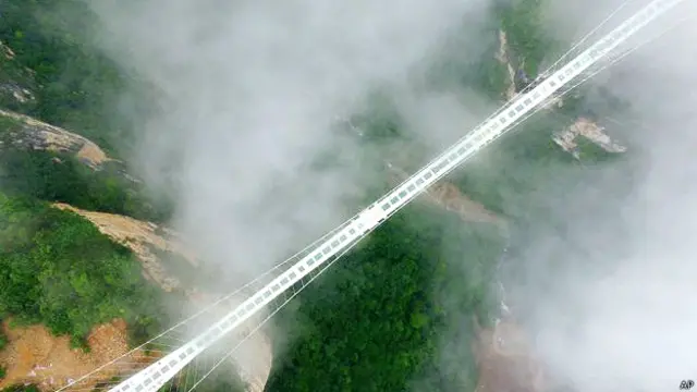 شینجیاجی پارک میں پہلے سے ہی شیشے کا ایک پل سیاحوں کی دلچسپی کا باعث ہے جو کہ 430 میٹر کی بلندی پر ہے اور یہ 300 میٹر گہری کھائی پر بنا ہوا ہے۔ یہ دنیا کا سب سے لمبا شیشے کا پل ہے۔