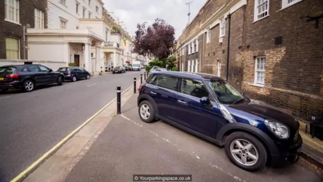 Một nơi đỗ xe ở Hyde Park Gardens tại London có giá 350.000 bảng Anh (Ảnh: Yourparkingspace.co.uk)