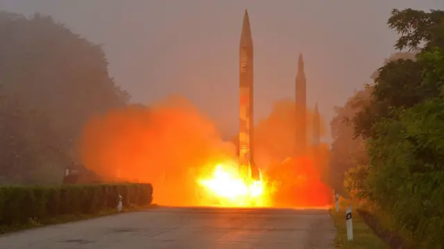 朝中社2016年7月21日发放的朝鲜人民军战略军火星炮兵部队试射导弹照片