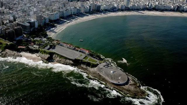 Fort Copacabana là nơi diễn ra thi bơi marathon, ba môn phối hợp và thi xe đạp đường trường. (Ành: Getty Images)