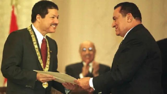 زويل يتسلم قلادة النيل من الرئيس المصري الأسبق حسني مبارك