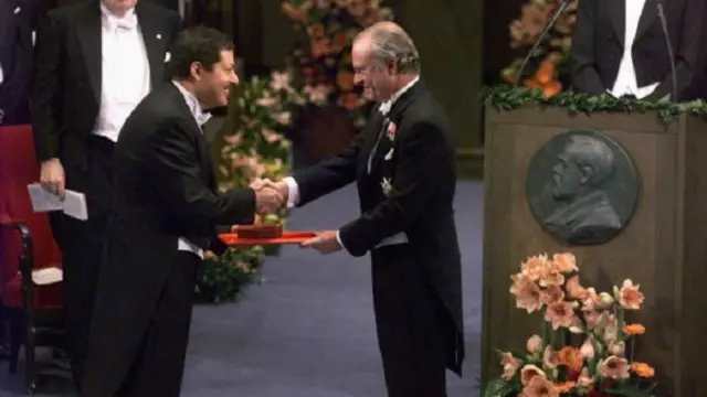 زويل يتسلم جائزة نوبل في الكيمياء من ملك السويد عام 1999