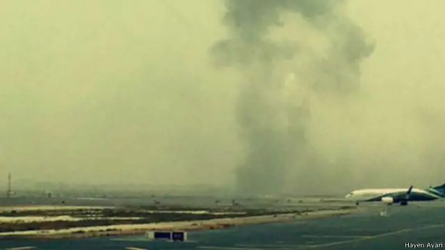 جہاز سے سیاہ دھوئیں کے بادل اڑتے دیکھے جا سکتے ہیں