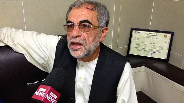 د شهزاده سرای د صرافانو ټولنې مشر حاجي خان محمد باز بي بي سي ته وویل، چې په کندهار او نورو جنوبي ولایتونو کې په پر کلداره په بندیز لګېدلو سره د افغانۍ ارزښت زیات شو: