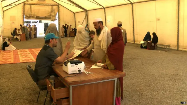 هزارگل همراه با ۱۰ عضو خانواده‌اش پس از سی سال مهاجرت در پاکستان مجبور به بازگشت به وطنش شده است