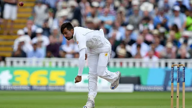 پاکستان کی جانب سے محمد عامر، راحت علی نے دو دو، جبکہ یاسر شاہ نے ایک کھلاڑی کو آؤٹ کیا۔