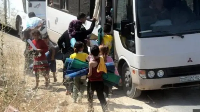 يعاني المدنيون ظروفا صعبة بسبب حدة القتال بين الطرفين