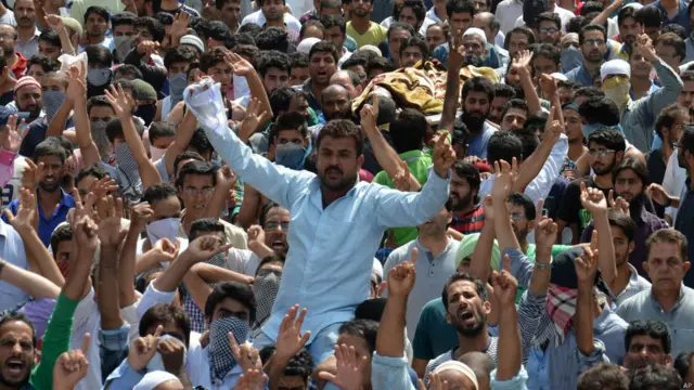 کشمیر میں بھارتی فورسز کے خلاف عوامی مظاہروں میں تمام سختیوں کے بعد بھی کمی نہیں آئی ہے اور لوگ ہر روز سڑکوں پر نکل رہے ہیں 