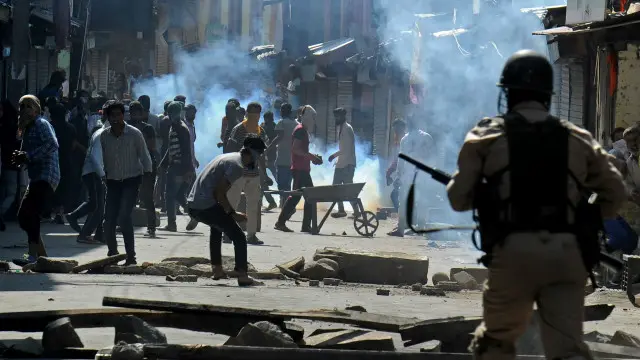 کشمیر میں احتجاجی مظاہروں کے دوران سینکڑوں افراد زخمی ہو چکے ہیں