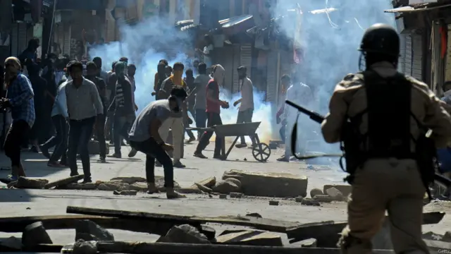 کشمیر میں انڈین فوج کی کارروائی میں اب تک 50 سے زائد افراد ہلاک اور 2,000 سے زائد زخمی ہو چکے ہیں۔ ان میں 200 نوجوان اور بچے ایسے ہیں جن کی آنکھوں میں چھرے لگنے سے وہ بینائی سے محروم ہوگئے ہیں۔