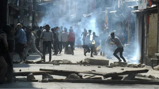 کشمیر کے ایک مقامی اخبار کے مطابق ریاض احمد شاہ کی پوسٹ مارٹم رپورٹ میں پتہ چلا ہے کہ انھیں قریب سے گولیاں ماری گئیں۔