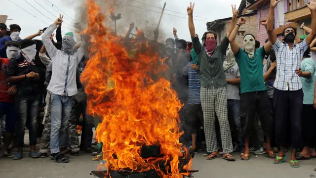 بھارت کے زیرِ انتظام کشمیر میں انڈین افواج کے ہاتھوں 24 سالہ نوجوان ریاض احمد شاہ کی ہلاکت کے خلاف بدھ کو احتجاجی مظاہرہ کیا گیا۔