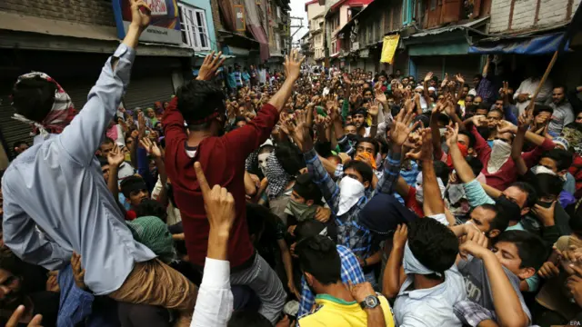 اس کے ردعمل میں کشمیر کے طول و عرض میں انڈیا مخالف احتجاجی تحریک شروع ہوئی جسے دبانے کے لیے سرکاری افواج نے فائرنگ، آنسوگیس اور چھروں کا استعمال کیا۔