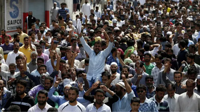 کشمیری مظاہرین نے ریاض احمد شاہ کی نماز جنازہ کے موقع پر انڈین افواج کے خلاف نعرے بازی کی۔