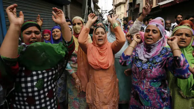 اب جگہ جگہ خواتین بھی سڑکوں پر نکل رہی ہیں اور بھارتی سکیورٹی فورسز کے خلاف سرپا احتجاج بن گئی ہیں