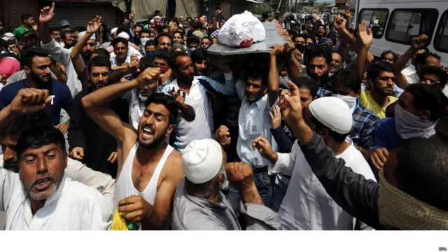 واضح رہے کہ گذشتہ ماہ آٹھ جولائی کو جنوبی کشمیر کے کوکر علاقے میں پولیس نے ایک آپریشن کے دوران مقبول مسلح کمانڈر برہان وانی کو دو ساتھیوں سمیت ہلاک کر دیا تھا۔